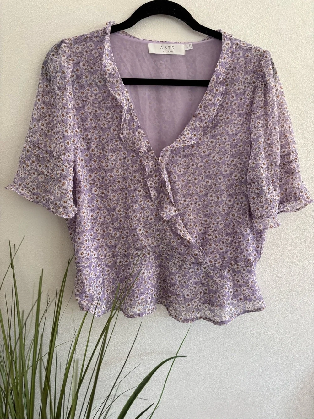 ASTR the label | Light Purple Floral Flowy Top